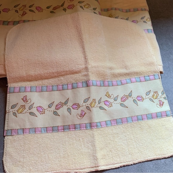 Collections Etc 3-Piece Garden Yellow Pink Towel Set Bath Washcloth - Picture 3 of 6